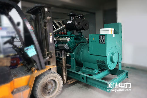 當柴油發(fā)電機在運行中異常時，應按急停按鈕停機